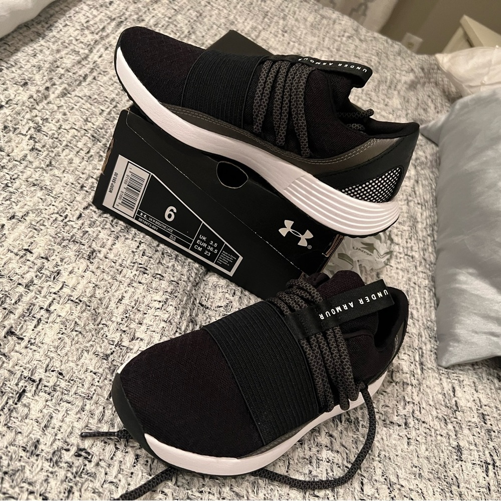 Brand new in box.. never worn.. girls size 6